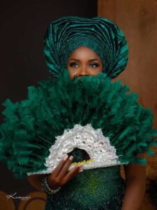 Read more about the article DIY Bridal Feather Hand Fan Tutorial