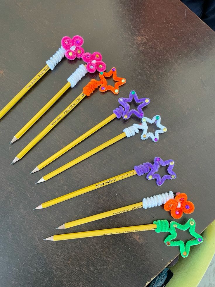 Pipe-Cleaner-Pencil-Topper-pipe-cleaner-crafts-for-kids.