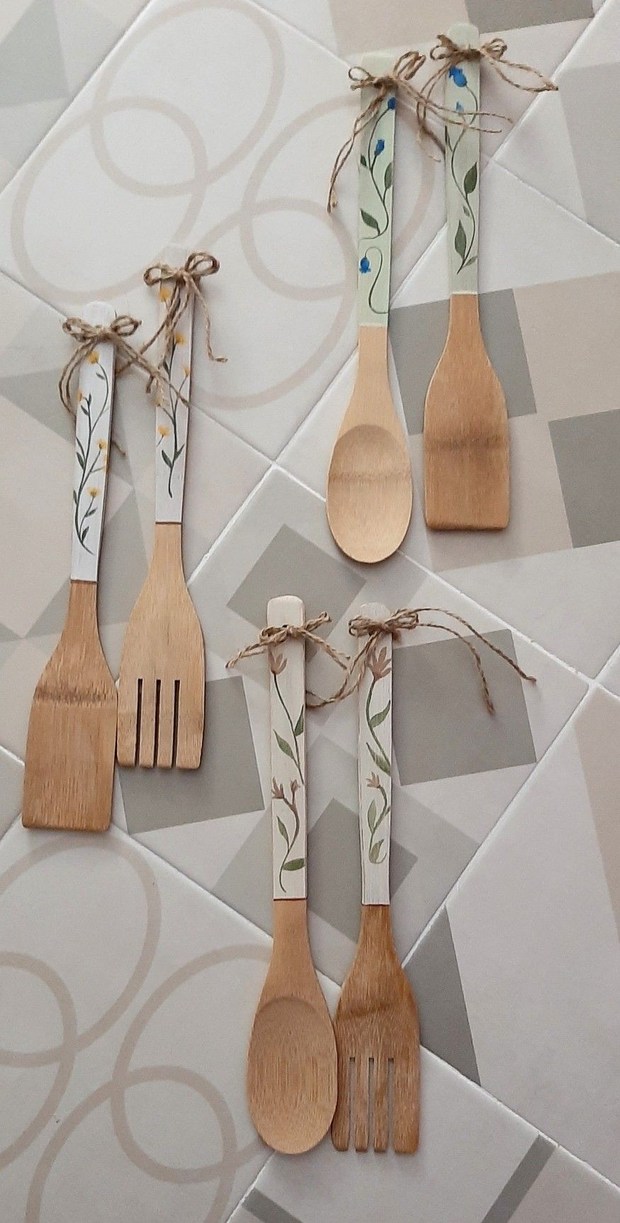 Decorative-Wooden-Spoons-wood-burning-crafts-you-can-make.