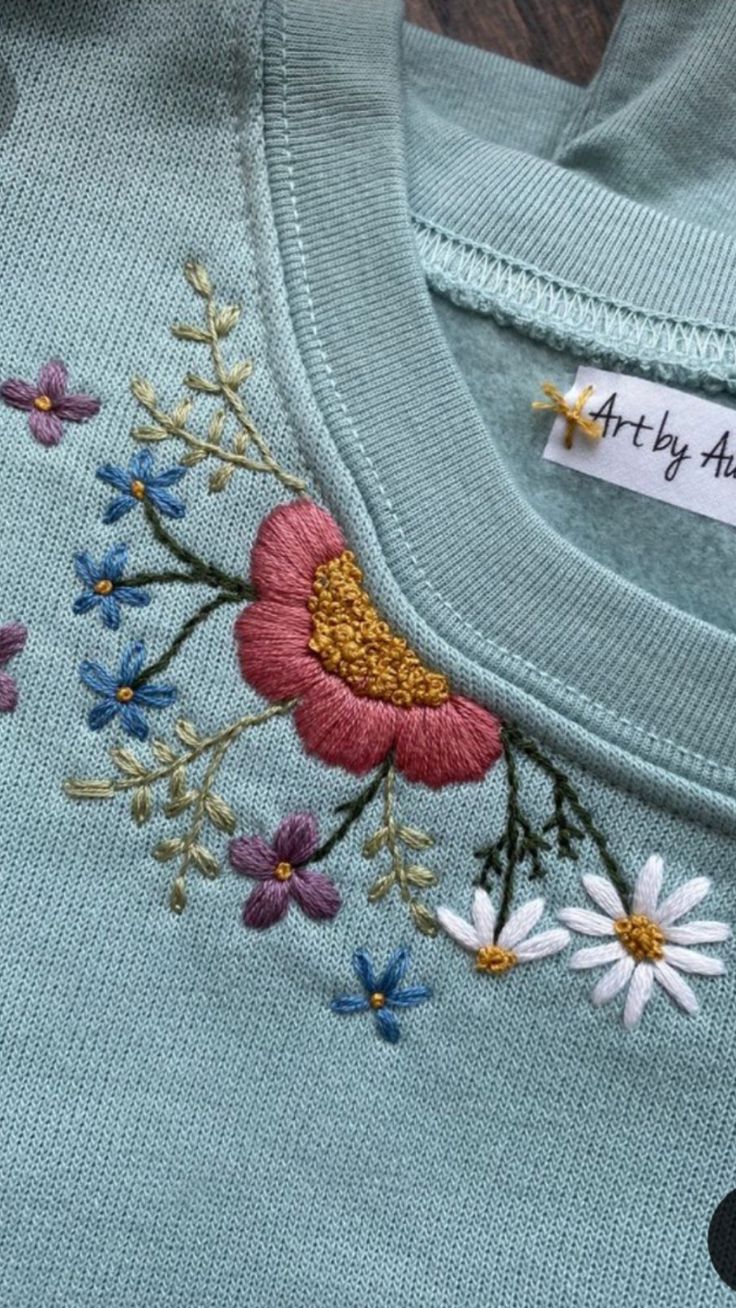 Embroidered-Sweatshirt-With-Botanical-Motif.