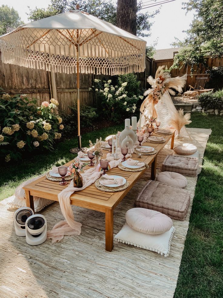 Backyard-Picnic-for-Friends.