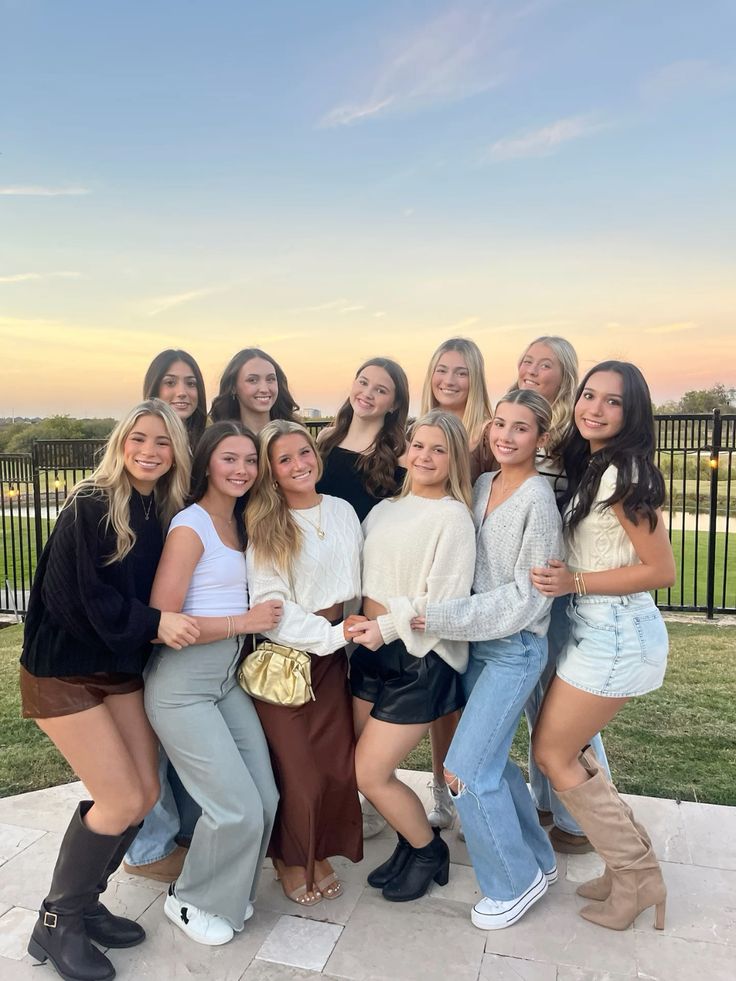 How-to-Coordinate-Friendsgiving-Costumes-for-3-4-6-or-10-People